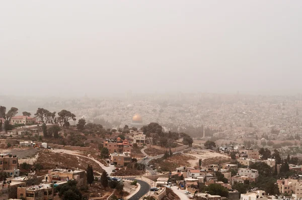 Jerusalén: horizonte de la Ciudad Vieja con vista a la Cúpula de la Roca durante una tormenta de arena vista desde el Monte de los Olivos —  Fotos de Stock