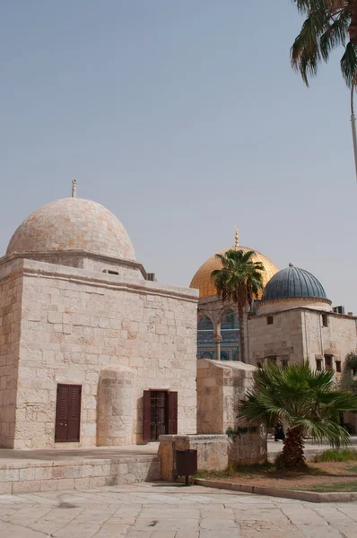 Jerusalem: view of the Dome of the Rock e the other domes of the Temple Mount in the Old City — Stock Photo, Image