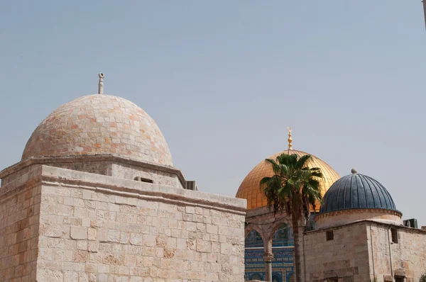 Gerusalemme: veduta della Cupola della Roccia e delle altre cupole del Monte del Tempio nella Città Vecchia — Foto Stock