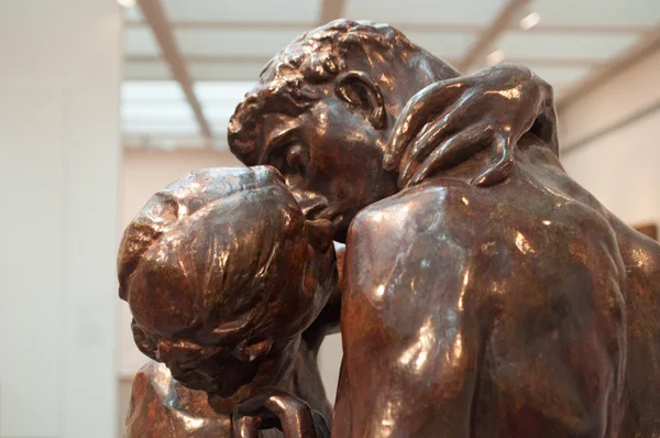 Иерусалим: Детали статуи Поцелуй французского художника Огюста Родена в Музее Израиля — стоковое фото
