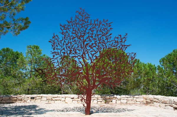 Jeruzalém: socha pro je strom, pole člověka v Yad Vashem, památník obětem holocaustu — Stock fotografie