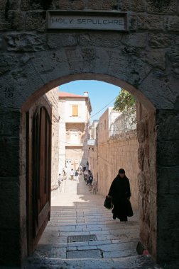 Kudüs: merdiven kilise kutsal Sepulchre dışında Müslüman bir peçeli kadın