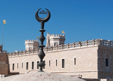 Kudüs: Old City duvar beyaz bir caminin kubbesi