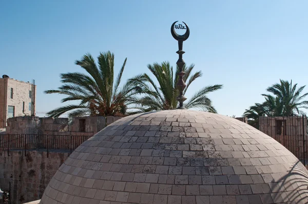 Kudüs: eski şehrin duvarlarından görülen beyaz bir caminin kubbe — Stok fotoğraf