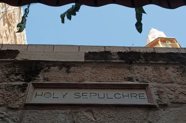 Jerusalém, Israel: o sinal da Igreja do Santo Sepulcro (Igreja da Ressurreição ou Igreja da Anastasia), lugar santo cristão contendo os dois locais mais sagrados do cristianismo, o local onde Jesus foi crucificado e seu túmulo vazio — Fotografia de Stock