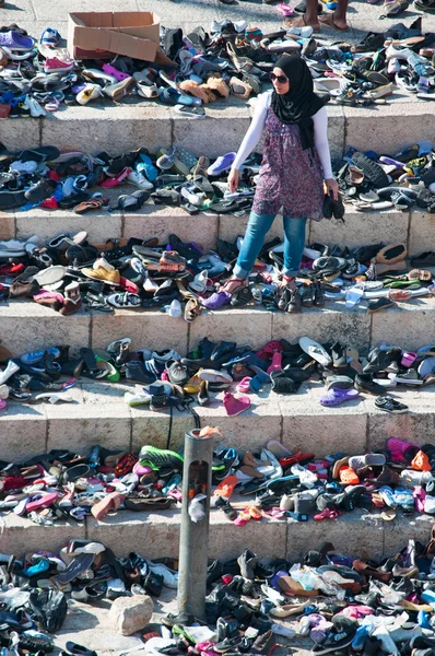 Jerusalém, Israel, Oriente Médio: uma moça muçulmana comprando sapatos no mercado de calçados em Damasco Gate, uma das principais entradas para a Cidade Velha, nas paredes do lado noroeste — Fotografia de Stock