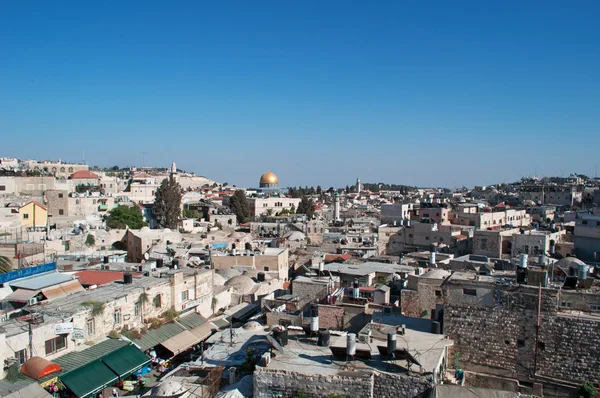 Jerusalén, Israel: el horizonte de la Ciudad Vieja con la Cúpula de la Roca vista desde las Murallas —  Fotos de Stock