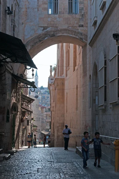 Kudüs: çocuk altında Ecce Homo arch yayılımı 