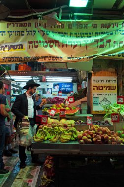 Kudüs: Mahane Yehuda pazarında bir Ortodoks Yahudi