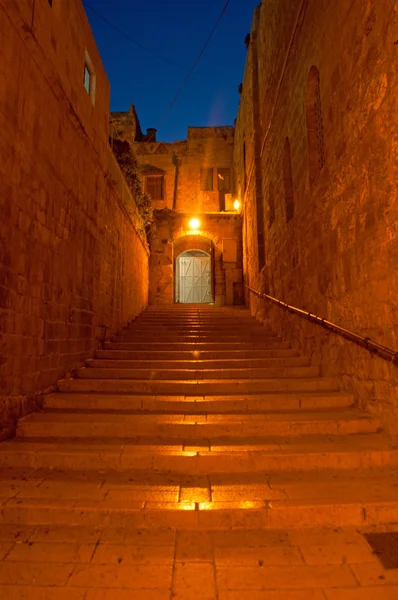 Jerusalén: horizonte nocturno y la gran escalera fuera de la Iglesia del Santo Sepulcro — Foto de Stock