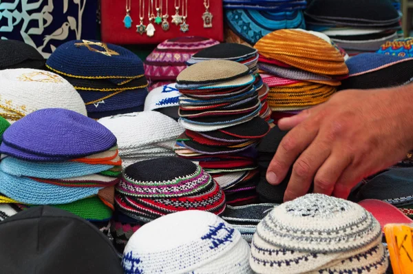 Jérusalem : kippa à vendre au marché Mahane Yehuda — Photo