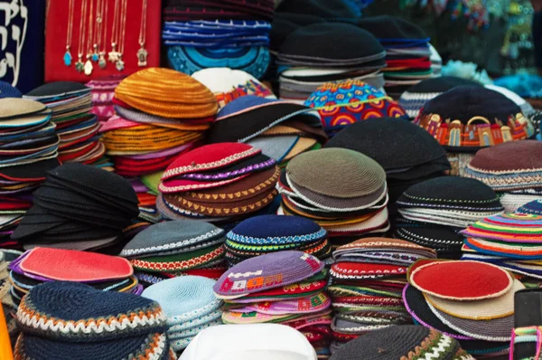 Jérusalem : kippa à vendre au marché Mahane Yehuda — Photo