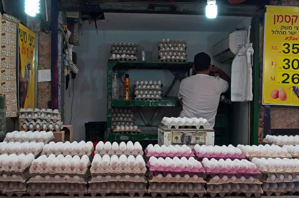 Jerozolima: sprzedawca jaj w targu Mahane Yehuda — Zdjęcie stockowe