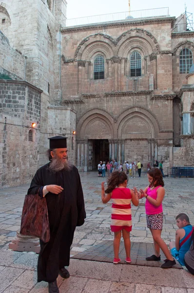 Jerusalén: gente frente a la Iglesia del Santo Sepulcro — Foto de Stock