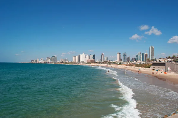 Tel Aviv, Israel, Oriente Médio: a orla marítima e o horizonte de Tel Aviv, cidade fundada em 1909 pelos Yishuv (residentes judeus) como uma moderna propriedade habitacional nos arredores da antiga cidade portuária de Jaffa, vista do passeio marítimo de Jaffa — Fotografia de Stock