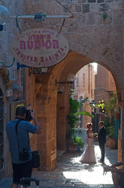 Jaffa, Israel, Oriente Medio: una pareja de recién casados con el fotógrafo en los callejones de la Ciudad Vieja de Jaffa, la parte más antigua de Tel Aviv Yafo, a menudo elegido como el lugar perfecto para la boda — Foto de Stock