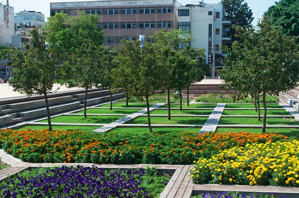 Tel Aviv, Israel, Mellanöstern: utsikt över trädgården av Habima Theatre, i Habima Square, Israels nationella teater och en av de första hebreiska språk teatrarna i världen — Stockfoto