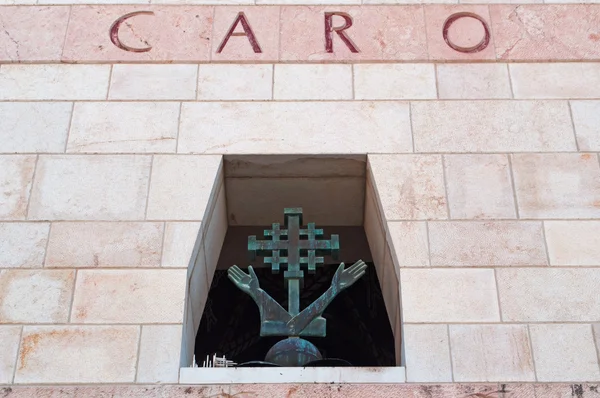 Nasaret, Israel, Mellanöstern: Detaljer för fasaden av kyrkan Bebådelsen, byggd 1969 över ansåg förlägga där ängeln Gabriel meddelade Jesu födelse till Mary — Stockfoto