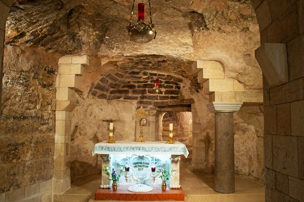 Nazareth, Israele, Medio Oriente: il livello inferiore della Chiesa dell'Annunciazione, costruita nel 1969 sul luogo creduto dove l'angelo Gabriele annunciò la nascita di Gesù a Maria, con la grotta sommersa, casa-grotta della Vergine Maria — Foto Stock