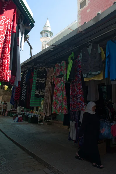 Nazaret, Israel, Oriente Medio: vista del mercado de la Ciudad Vieja con el minarete de la Mezquita Blanca, la mezquita más antigua de la ciudad, ubicada en el centro del zoco o zoco musulmán — Foto de Stock