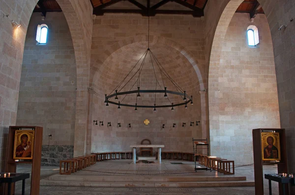 八福山︰ 乘法的面包和鱼教堂的内部 — 图库照片