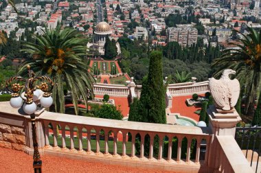 Haifa, İsrail: bir taş heykel ve Bahai Gardens Bab Türbesi kartal