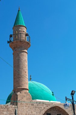 İsrail, Ortadoğu: Haçlılar Kalesi Acre, eski şehir surlarının içinde beyaz cami olarak bilinen al Jazzar Camii, görünümünü