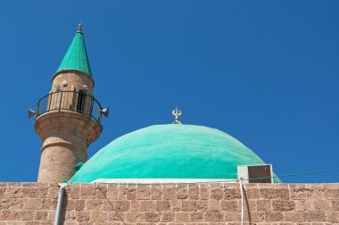 İsrail, Ortadoğu: Haçlılar Kalesi Acre, eski şehir surlarının içinde beyaz cami olarak bilinen al Jazzar Camii, görünümünü
