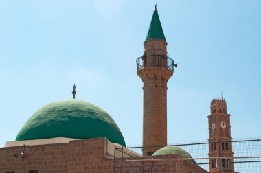 İsrail, Ortadoğu: Haçlılar Kalesi Acre, eski şehir surlarının içinde beyaz cami olarak bilinen al Jazzar Camii, görünümünü