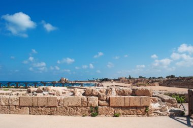 İsrail, Ortadoğu: Caesarea Milli Parkı, kentin Helenistik, Roma ve Bizans dönemi arkeolojik bulgular için ev sütunlarda Herod altında büyük m.ö. bir Fenike deniz istasyonu sırasında 2210 yakınlarında inşa