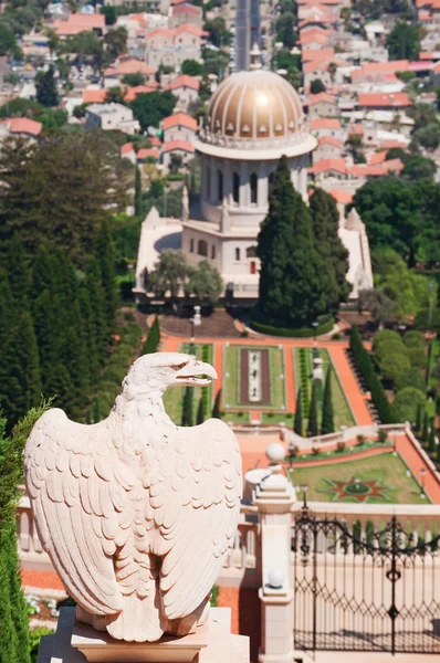 Haifa, İsrail: bir taş heykel ve Bahai Gardens Bab Türbesi kartal