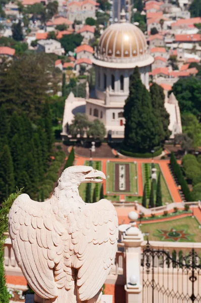 Haifa, İsrail: bir taş heykel ve Bahai Gardens Bab Türbesi kartal