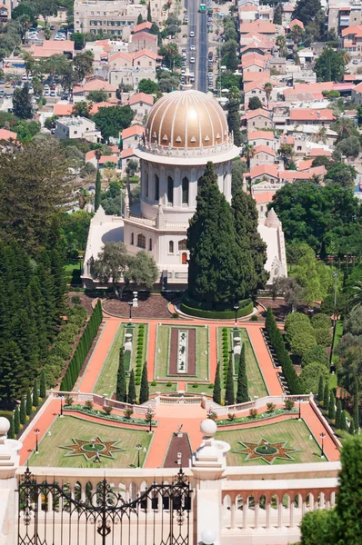 Haifa, Israel: vista del Mausoleo del Bab y los jardines Bahai — Foto de Stock