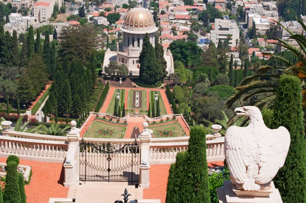 Haifa, İsrail: bir taş heykel ve Bahai Gardens Bab Türbesi kartal