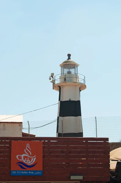 Israël, het Midden-Oosten: weergave van de Akko licht of licht van Akko, een actieve vuurtoren in de haven van Akko opgericht in 1864 op de zuidwesthoek van de oude stadsmuren — Stockfoto