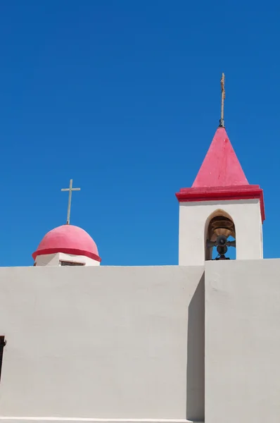 Israël : le clocher de l'église Saint-Jean d'Acre et un mur blanc — Photo