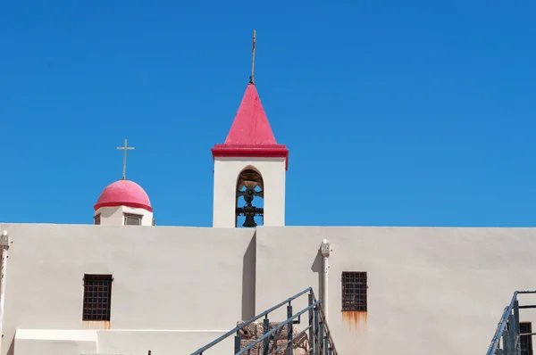 Israël : le clocher de l'église Saint-Jean d'Acre et un mur blanc — Photo