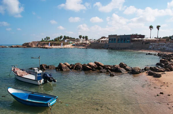 Israele, Medio Oriente: barche e Mar Mediterraneo dal parco nazionale di Cesarea, sede di reperti archeologici ellenistici, romani e bizantini della città costruita da Erode Magno intorno al 2210 a.C. nei pressi del sito di una stazione navale fenicia — Foto Stock