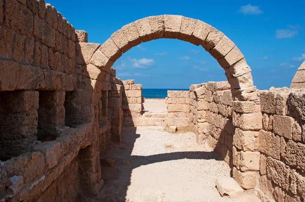 Israel, Oriente Médio: arco de pedra no parque nacional de Cesareia, lar de descobertas arqueológicas helenísticas, romanas e bizantinas da cidade construída sob Herodes, o Grande durante c. 2210 aC perto do local de uma estação naval fenícia — Fotografia de Stock