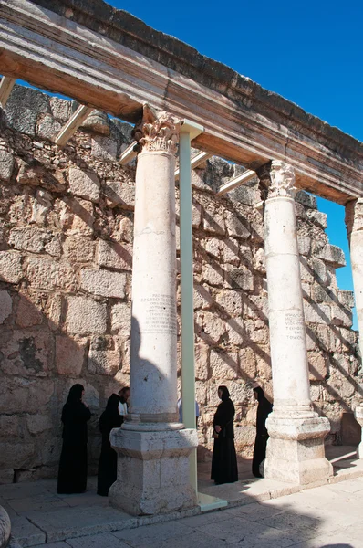 Israël : Juifs orthodoxes priant sur les ruines de la synagogue de Capharnaüm — Photo