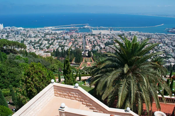 Ізраїлю: панорамний вид Хайфа і Бахайській сади — стокове фото