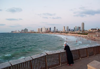 Tel Aviv, İsrail, Ortadoğu: Jaffa, Tel Aviv Yafa içinde Araplar ve Yahudiler canlı eski bölümünde Akdeniz deniz görünümü ve Tel Aviv modern manzarası ile birlikte, gezinti, bir Müslüman kadın