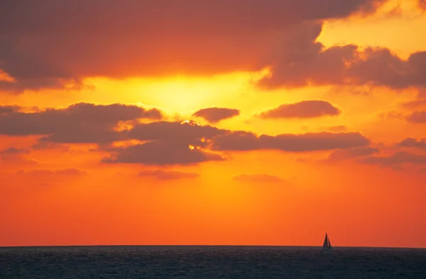 Tel Aviv, Israele, Medio Oriente: una barca a vela e il Mar Mediterraneo al tramonto sulla spiaggia di Tel Aviv — Foto Stock