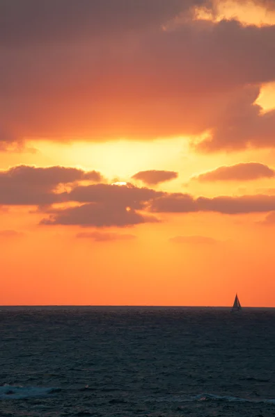 Tel Aviv, Israele, Medio Oriente: una barca a vela e il Mar Mediterraneo al tramonto sulla spiaggia di Tel Aviv — Foto Stock