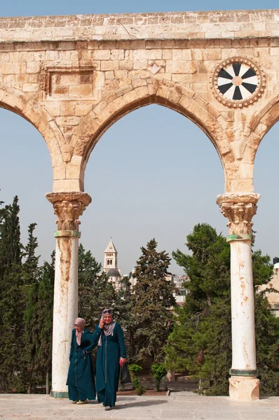 Jerusalén: mujeres musulmanas en la calzada con arcos en el Monte del Templo — Foto de Stock