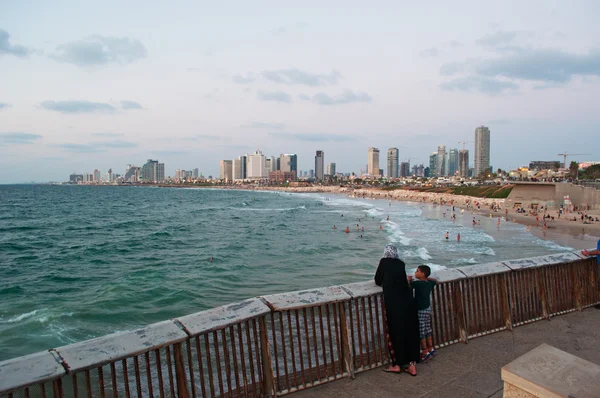 Τελ Αβίβ, Ισραήλ, Μέση Ανατολή: μια μουσουλμανική γυναίκα και το παιδί στο χώρο περιπάτου της Jaffa, το παλαιότερο τμήμα του Tel Aviv Yafo στην οποία Αραβες και Εβραίοι ζουν μαζί, με θέα στη Μεσόγειο θάλασσα και τη μοντέρνα ορίζοντα του Τελ Αβίβ — Φωτογραφία Αρχείου
