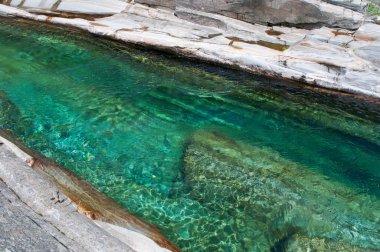 Lavertezzo, İsviçre: ayrıntılarını kayalar ve Verzasca River canyon