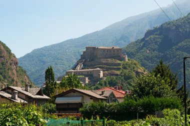 Bard, Aosta Vadisi (Valle d'Aosta), İtalya, Avrupa: Fort Bard, Savoy House tarafından 19. yüzyılda inşa ünlü bir müstahkem kompleks görünümünü film için 2015 yılında konumu olarak Ultron Avengers yaş kullanılan
