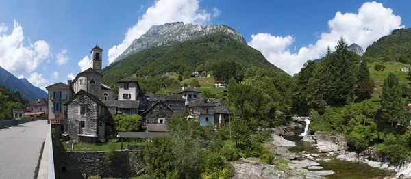 Švýcarsko: pohled na staré vesnice Lavertezzo s kostelem Panny Marie andělů — Stock fotografie