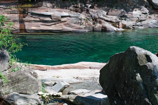 Lavertezzo, Zwitserland: details van de rotsen en de canyon van de rivier de Verzasca — Stockfoto